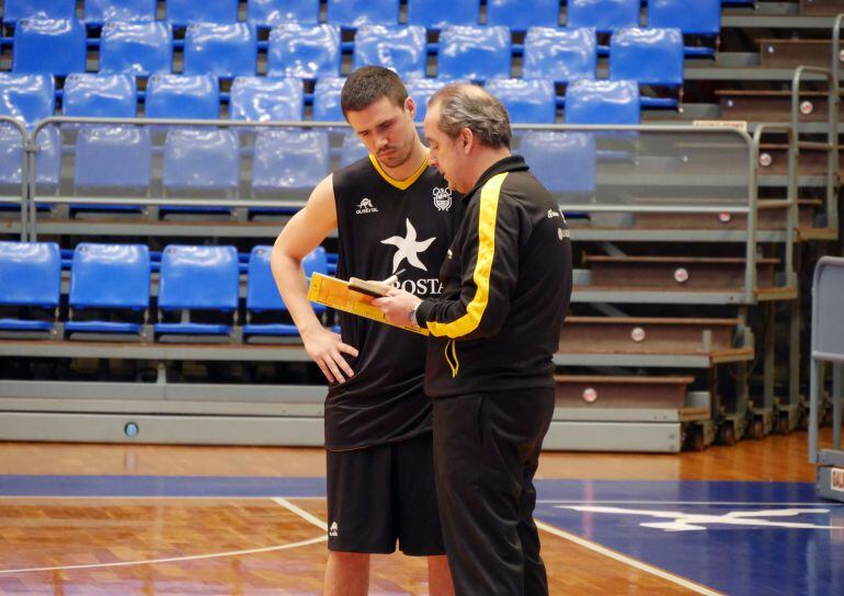 Dani Pérez recibe instrucciones de Txus Vidorreta en su primer entrenamiento