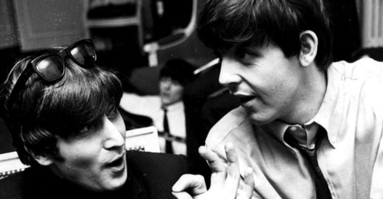 Los integrantes de la mítica banda The Beatles, Paul McCartney y John Lennon.