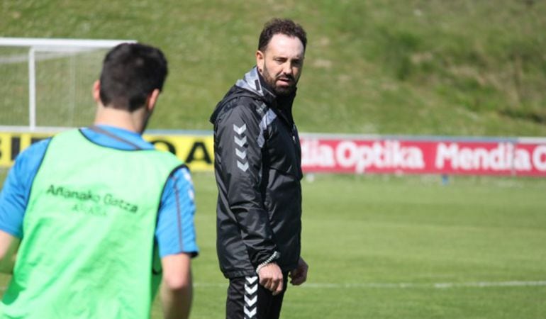 Bordalás, durante una sesión de entrenamiento con el Alavés, la pasada temporada