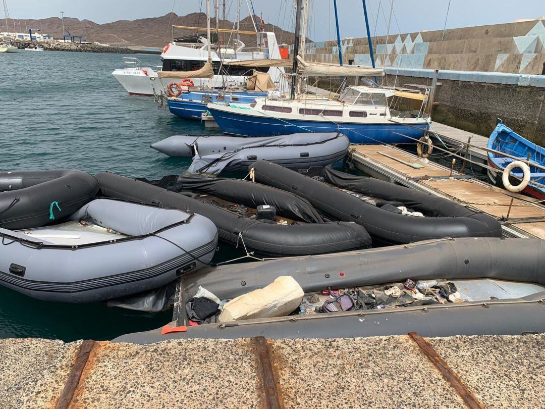 El Ayuntamiento de Tuineje (Fuerteventura) reclama la retirada de las pateras que se &quot;agolpan&quot; en el Muelle de Gran Tarajal