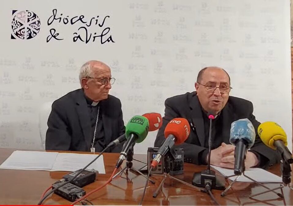 Jesús Rico García, en su primera intervención pública tras ser nombrado obispo de Ávila. Junto a él está Jesús García Burillo, obispo emérito