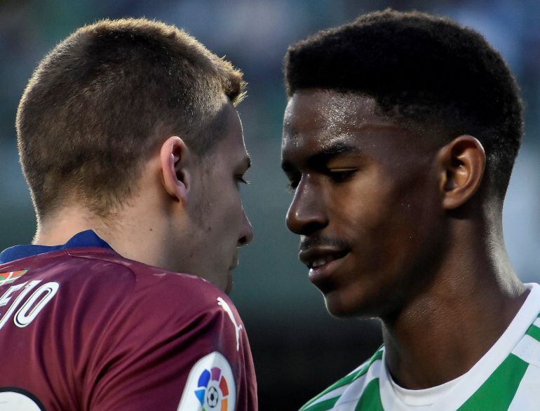 Ivan Alejo se encara con el defensa del Betis, Junior, en el partido del pasado sábado