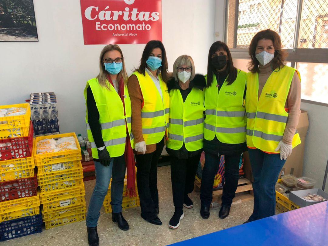Esposas de socios del Rotary Club Alcoy en las dependencias de Cáritas