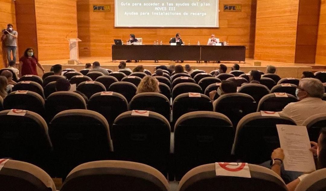 Plano general de la sesión informativa que la Diputación ha celebrado este miércoles en IFEJA.