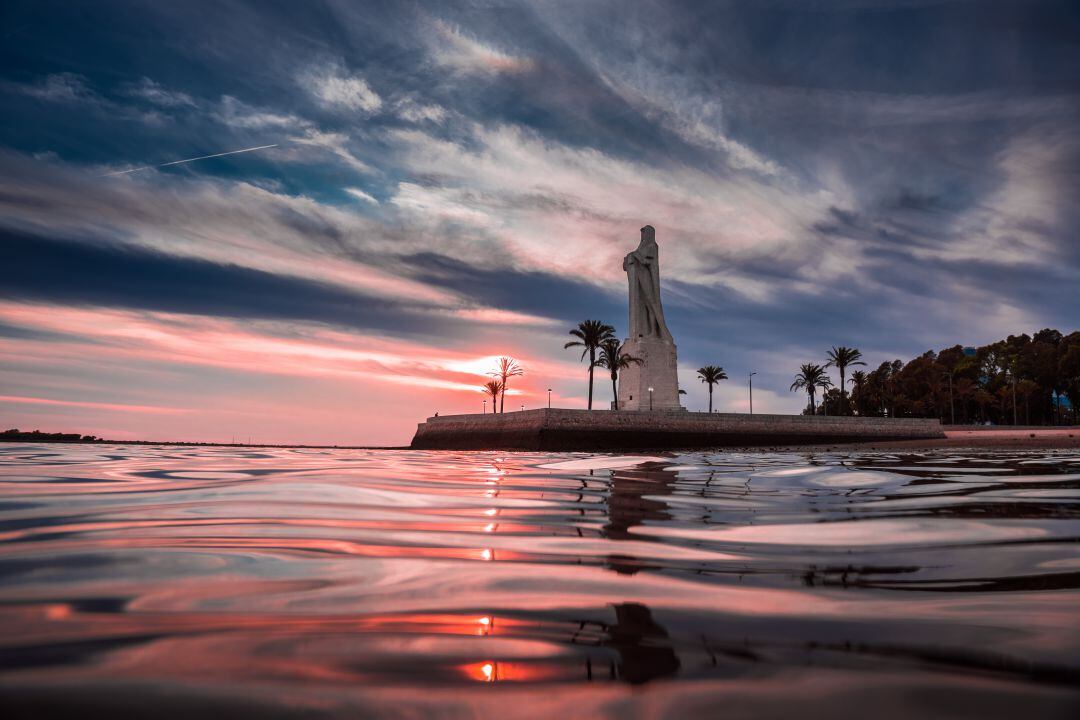 Otra perspectiva del Monumento a la Fe Descubridora de Huelva.