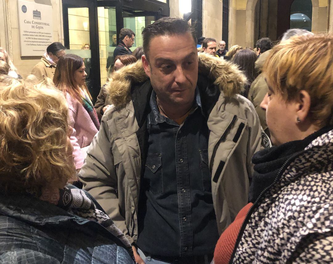 Francisco Dacuña (centro) charla con dos personas en la Plaza Mayor tras la concentración del pasado jueves. 