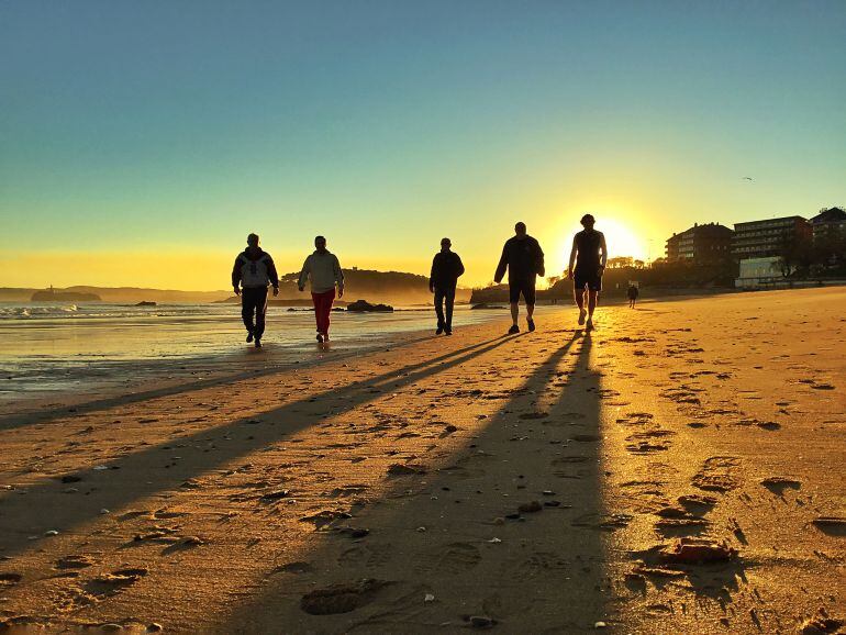 Los candidatos para la banda derecha se recuperan de sus diversas molestias con entrenamientos intensivos en la playa de El Sardinero.