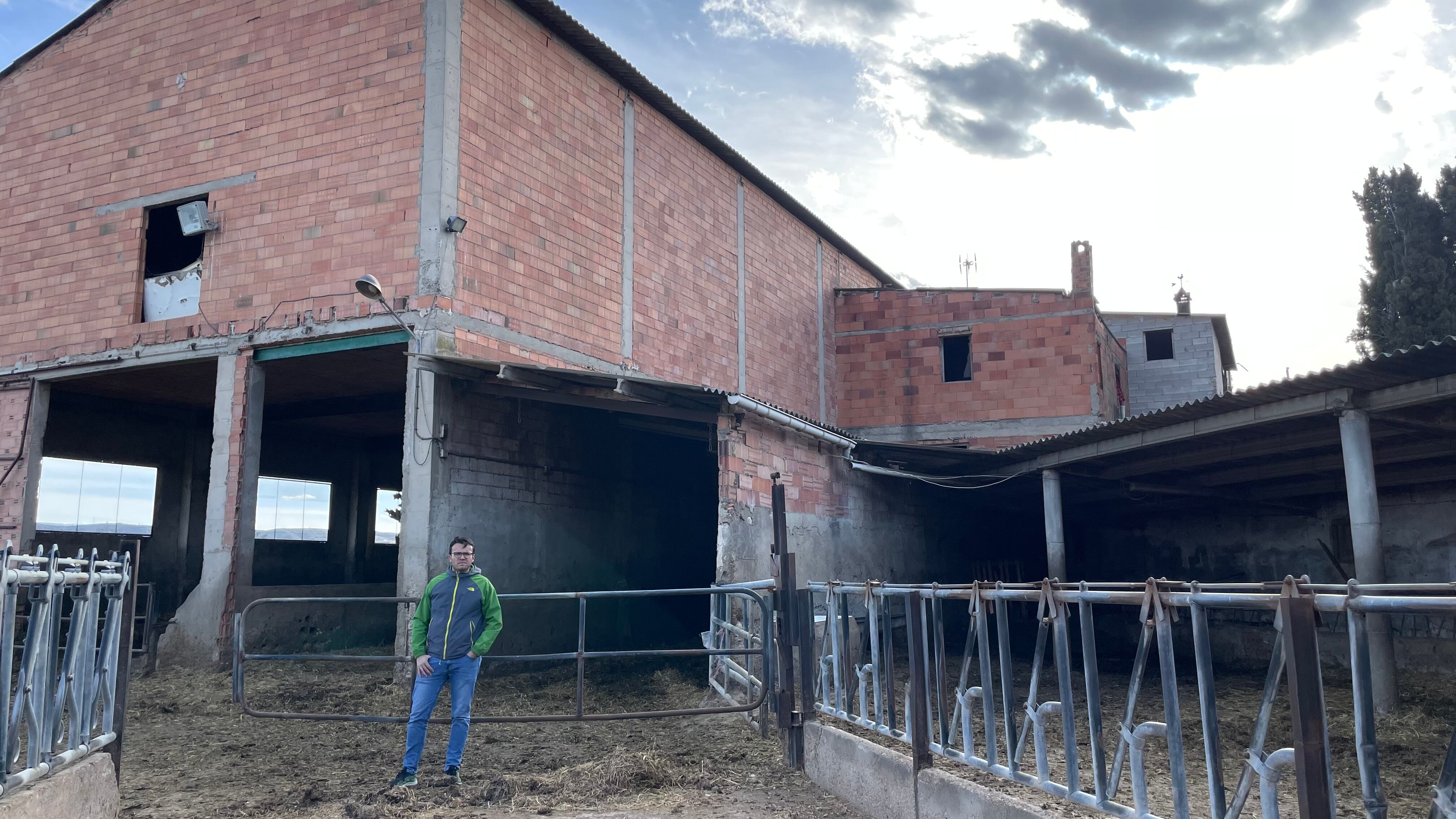 La vaquería de Alcorisa con los establos vacíos tras la marcha de las últimas 200 vacas de leche