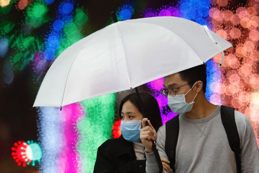 Una pareja con mascarillas en Taiwan