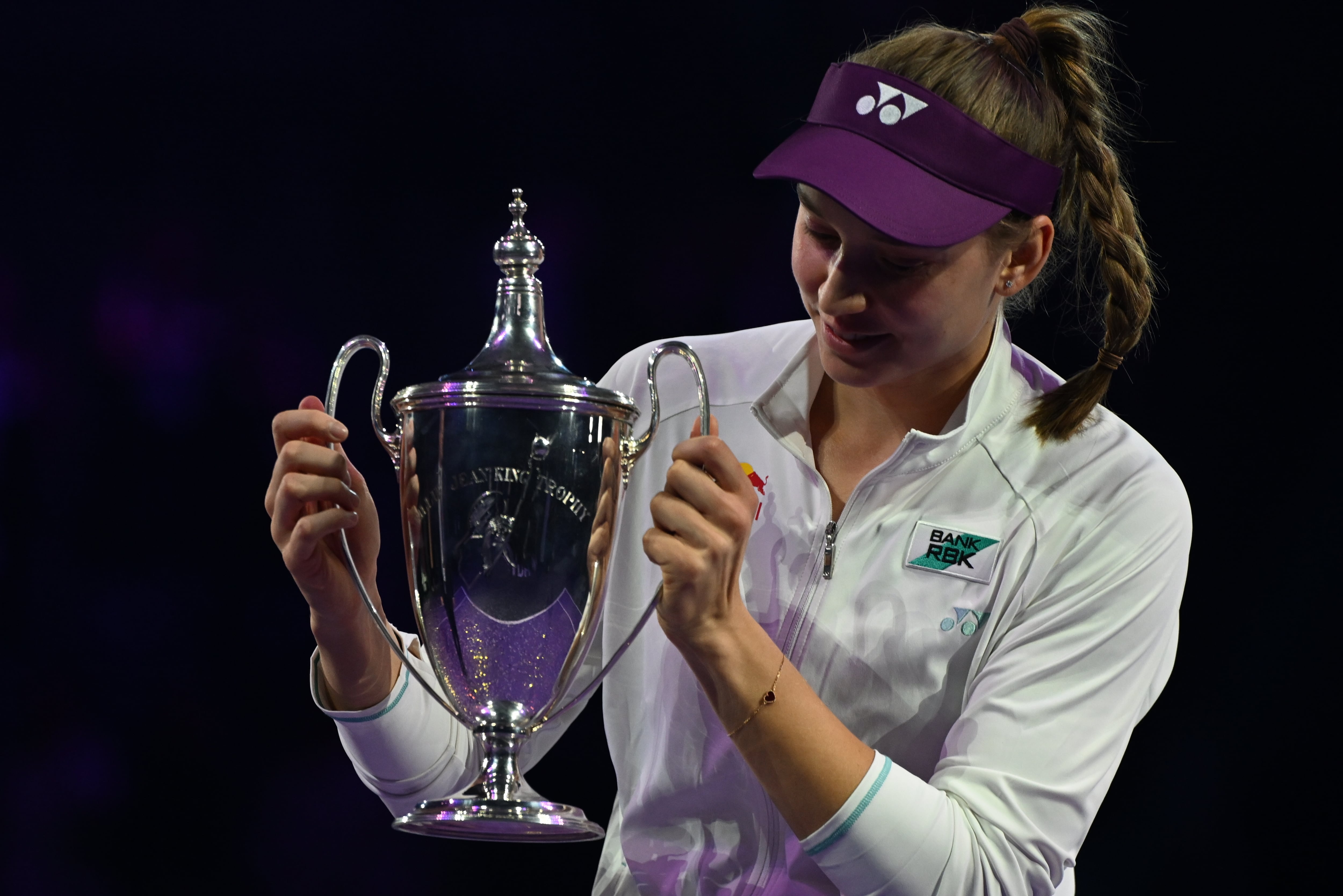 Elena Rybakina celebra su triunfo frente a Sabalenka en la final de las WTA Finals