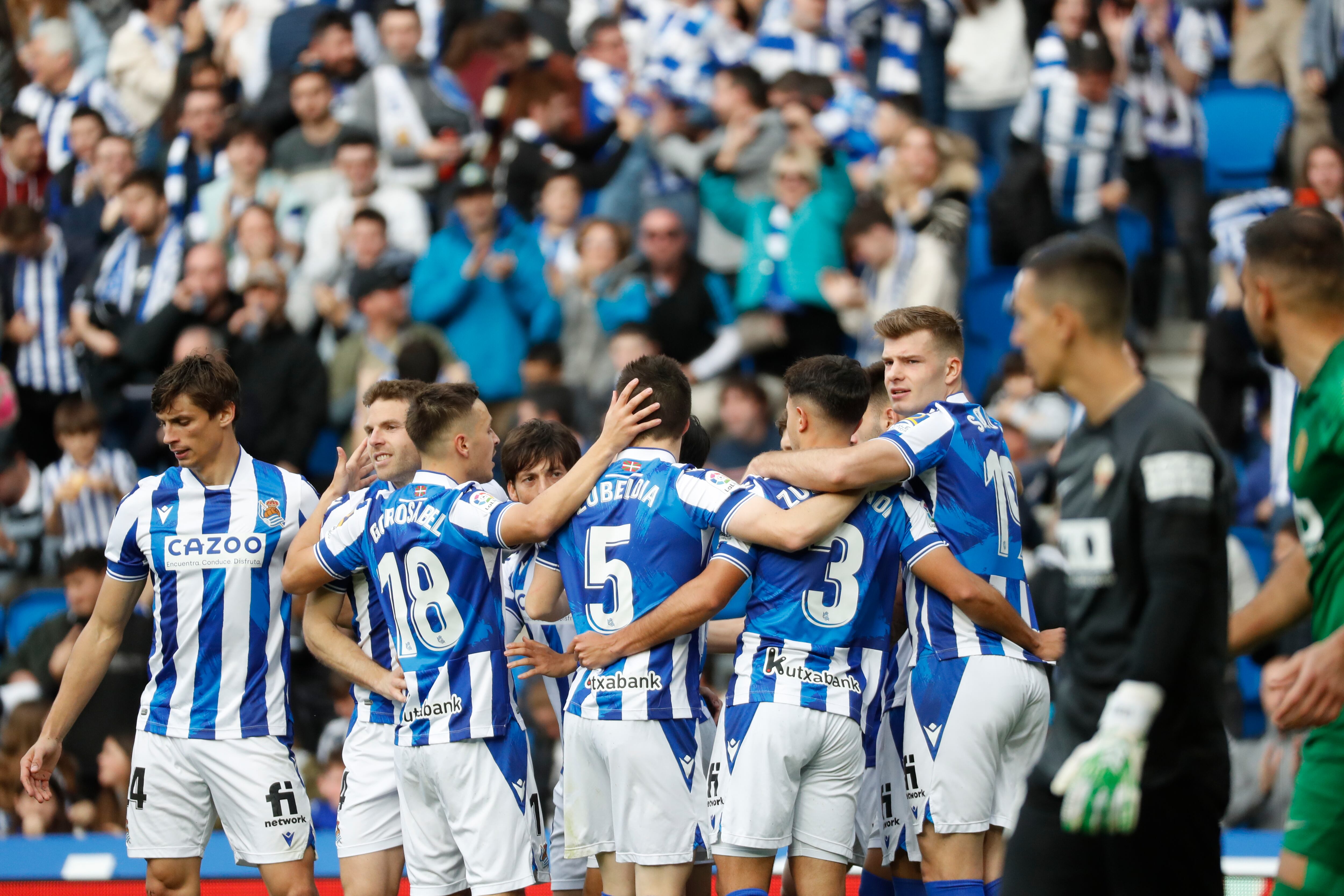 SAN SEBASTIÁN (GIPUZKOA), 19/03/2023.- Los jugadores de la Real Sociedad celebran el gol de su compañero Takefusa Kubo, durante el partido de la Jornada 26 de LaLiga Santander que ambos equipos disputan este domingo en el Reale Arena de San Sebastián. EFE/ Juan Herrero
