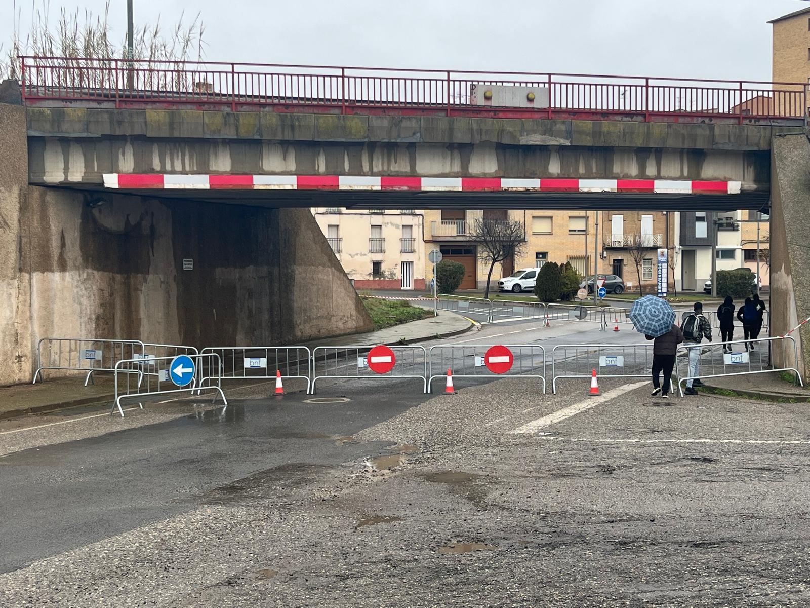 Túnel cerrado al tráfico de vehículos en la entrada y salida de Binéfar por la N-240.
