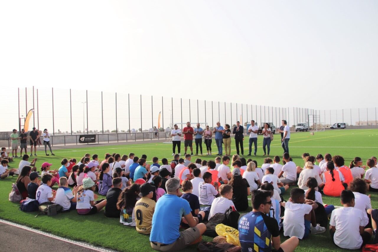 Estudiantes y profesorado unidos a través del deporte.