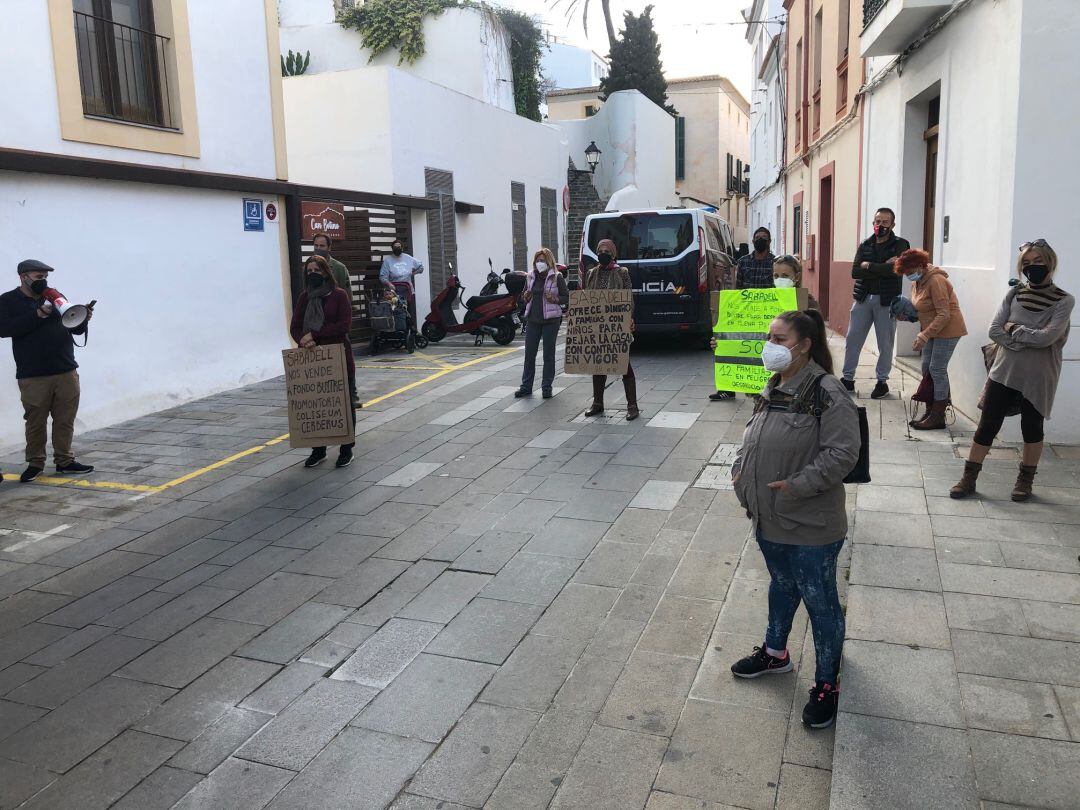 Una veintena de personas se han concentrado a las puertas del Ayuntamiento de Ibiza