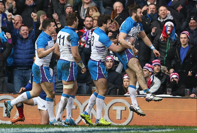 El jugador de Escocia Tommy Seymour celebra su anotación ante Francia en el Murrayfield Stadium.