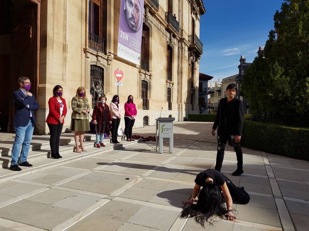 La Diputación jiennense ha celebrado el acto institucional con motivo del 25-N en la lonja del Palacio Provincial, donde se ha desarrollado asimismo un espectáculo de danza