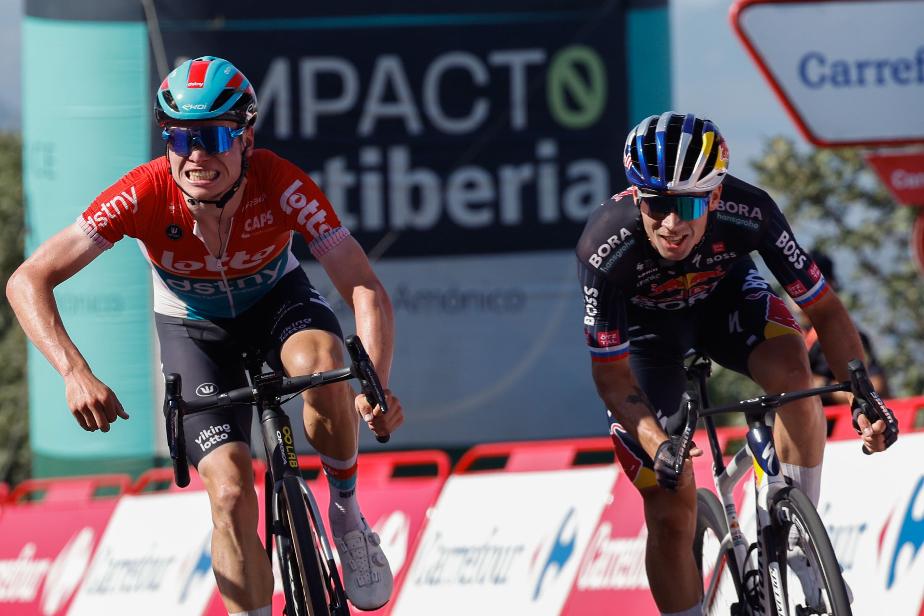 -FOTODELDÍA- PICO VILLUERCAS (CÁCERES), 20/08/2024.- El ciclista esloveno del Bora Primoz Roglic (d) se impone al belga Lennert Van Eetvelt (Lotto) y se adjudica la cuarta etapa de la Vuelta a España este martes entre Plasencia y el Pico Villuercas, con 170,5 kilómetros de recorrido. EFE/ Javier Lizón
