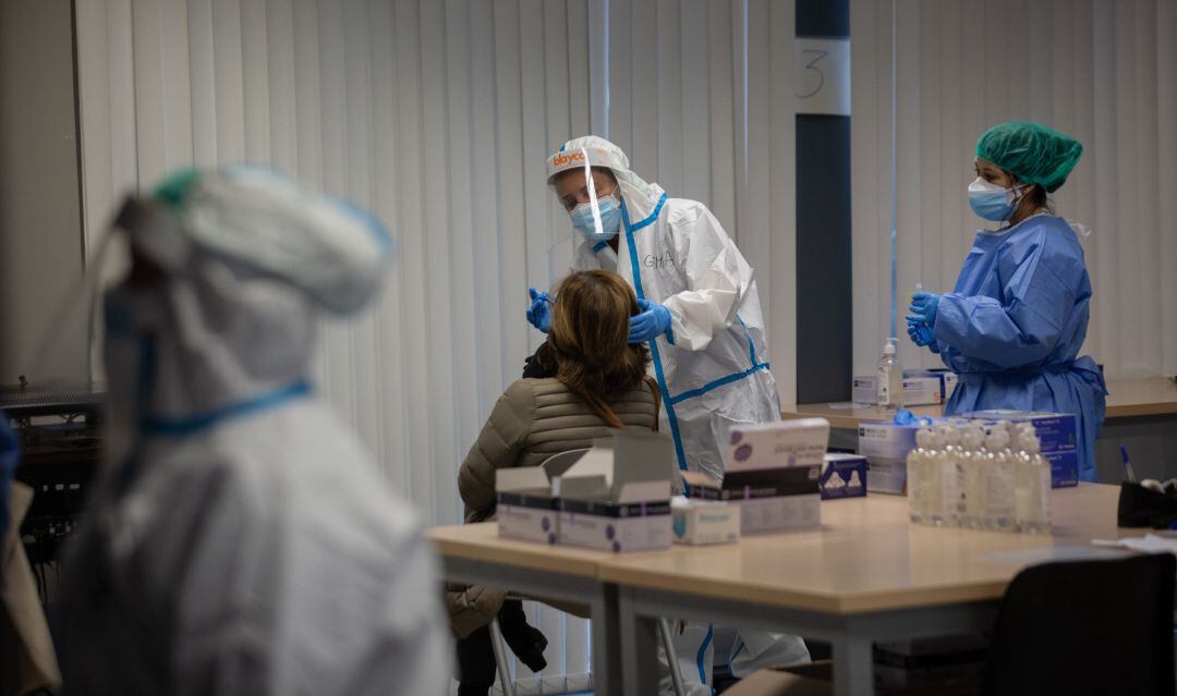 Archivo - Una mujere recibe una prueba PCR en un dispositivo de cribados masivos.