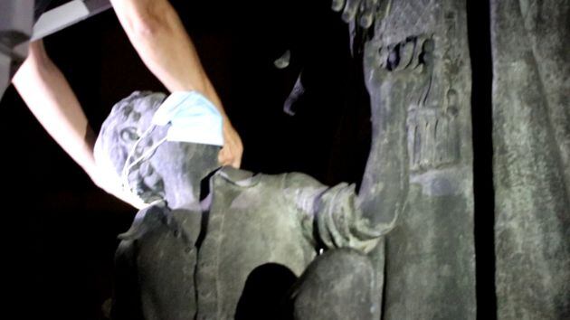 Fotoalería con las estatuas de la ciudad de València con mascarillas y cómo se han colocado