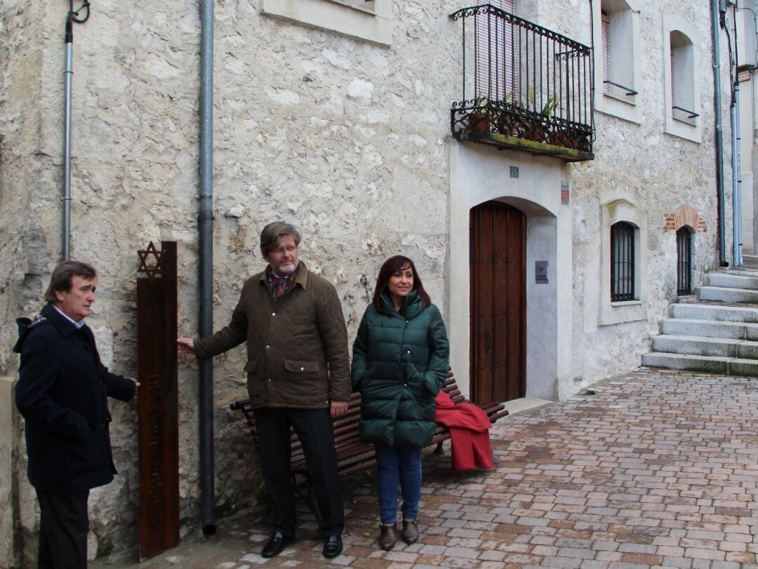 El alcalde de Cuéllar, Jesús García y la concejal de Turismo, Nurai Fernández, flanquean al director general del Centro Sefarad-Israel tras decubrir el totem que muestra la ubicación de la antigua sinagoga de Cuéllar. 