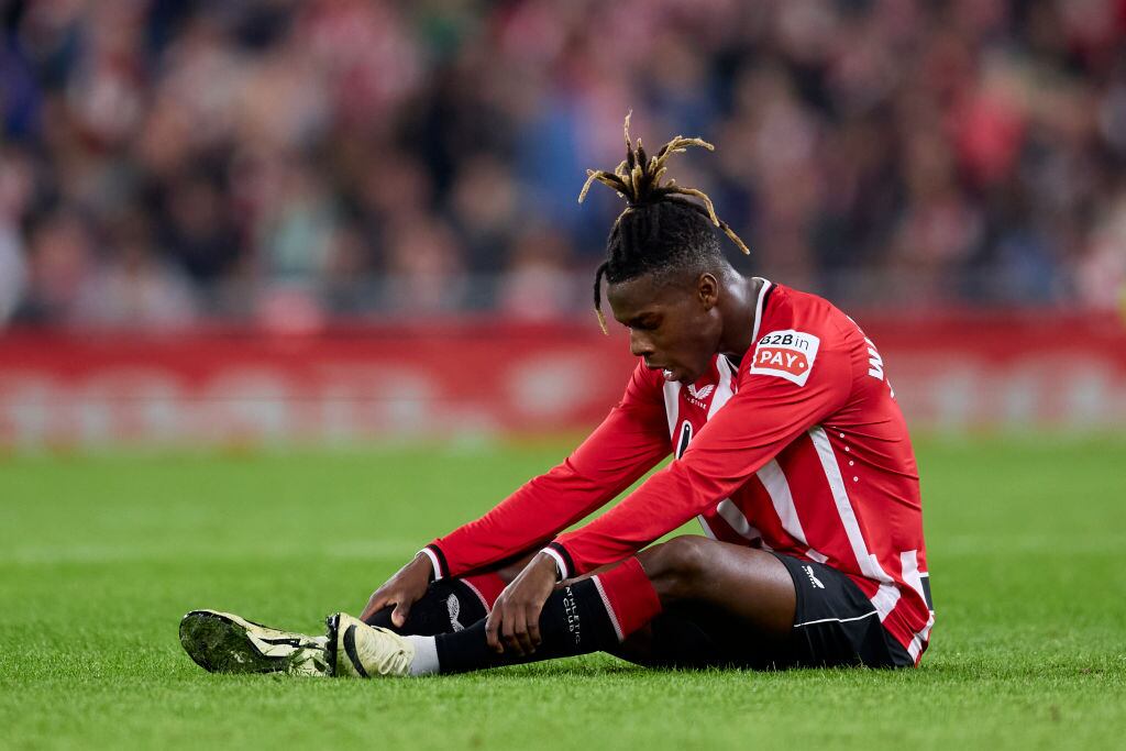 Nico Williams se tira al suelo lesionado y pide el cambio en el partido entre Athletic y Mallorca disputado este viernes en San Mamés