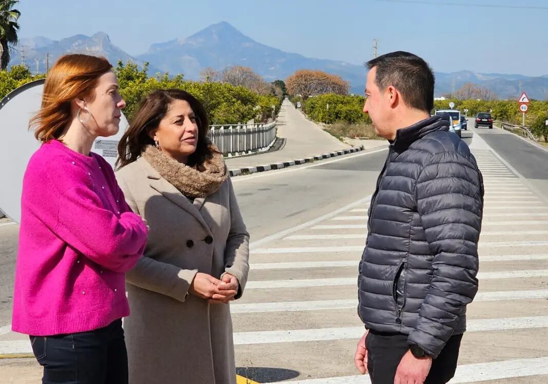 La alcaldesa de Oliva, Yolanda Balaguer, el alcalde de Piles, David Morant y Dolors Gimeno, diputada de movilidad sostenible visitando la CV-670 entre Oliva y Piles.