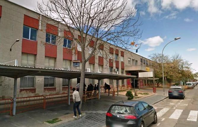 Aspecto de la fachada principal de la comisaría de Vara de Quart