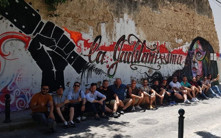 Pintada sobre en el muro de la calle Rosalía de Cádiz de la comparsa de Aragón