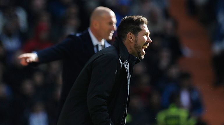 Simeone y Zidane dan indicaciones a sus jugadores 