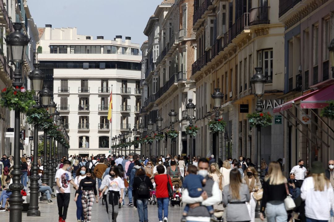 Archivo - Reapertura de la hostelería y la actividad comercial no esencial en Málaga capital tras 10 días de cierre por las restricciones  impuestas por la pandemia del Covid-19, en la imagen calle Larios. Málaga a 13 de febrero 2021