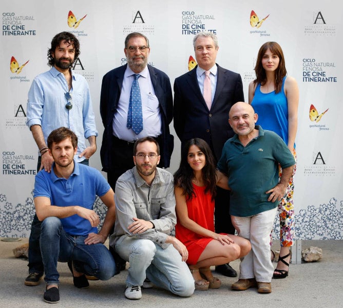 Arriba, segundo por la izquierda: Enrique González Macho, presidente de la Academia de Cine, junto a varios actores.