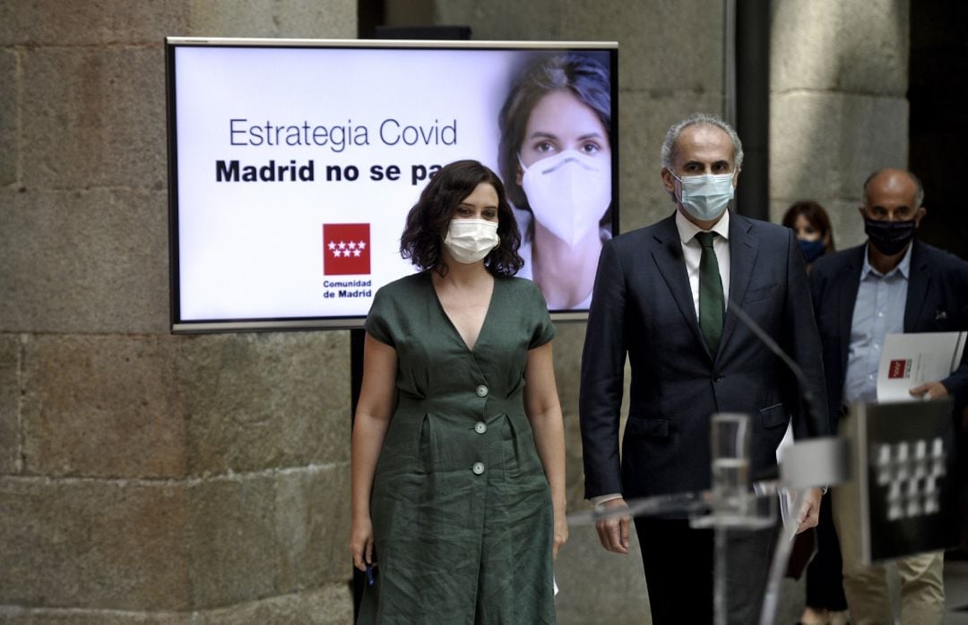 La presidenta de la Comunidad de Madrid, Isabel Díaz Ayuso, junto al consejero de Sanidad, Enrique Ruiz Escudero, antes de presentar la estrategia de continuidad del Covid-19, en la Casa de Correos de Madrid el pasado 28 de julio.