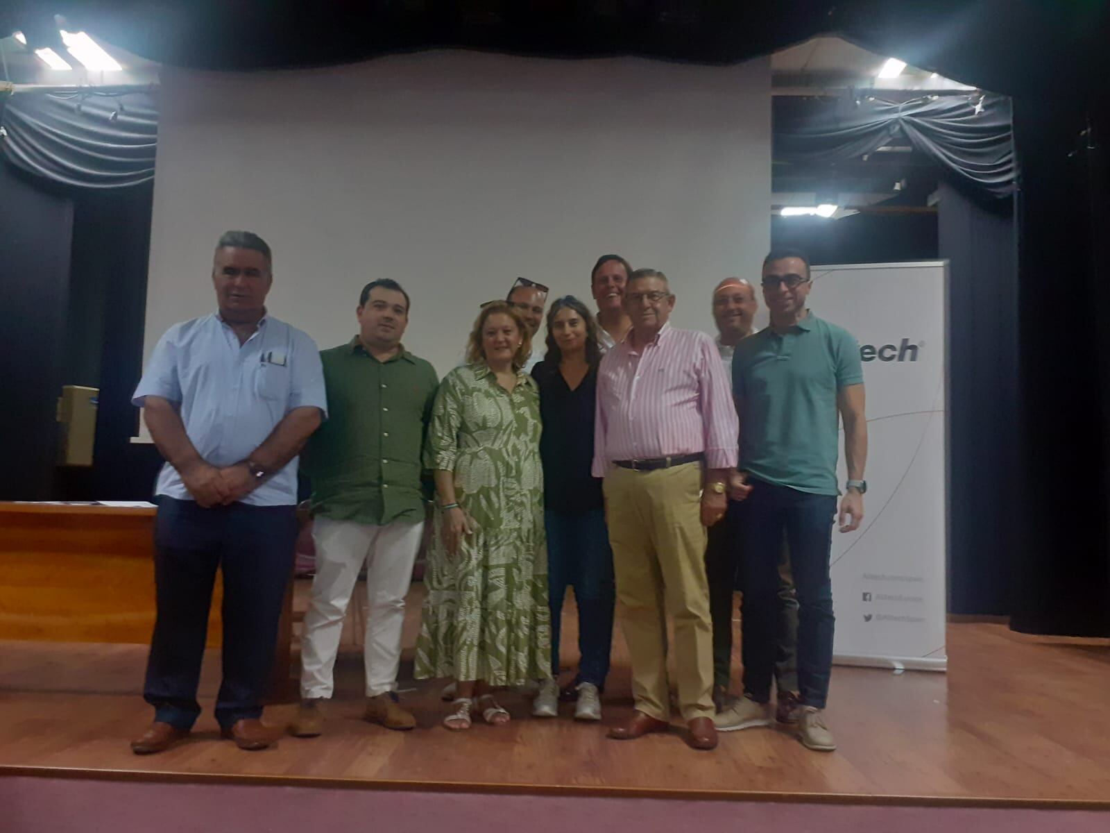 Foto de familia de los participantes en la sesión de la Lonja celebrada en Menasalbas