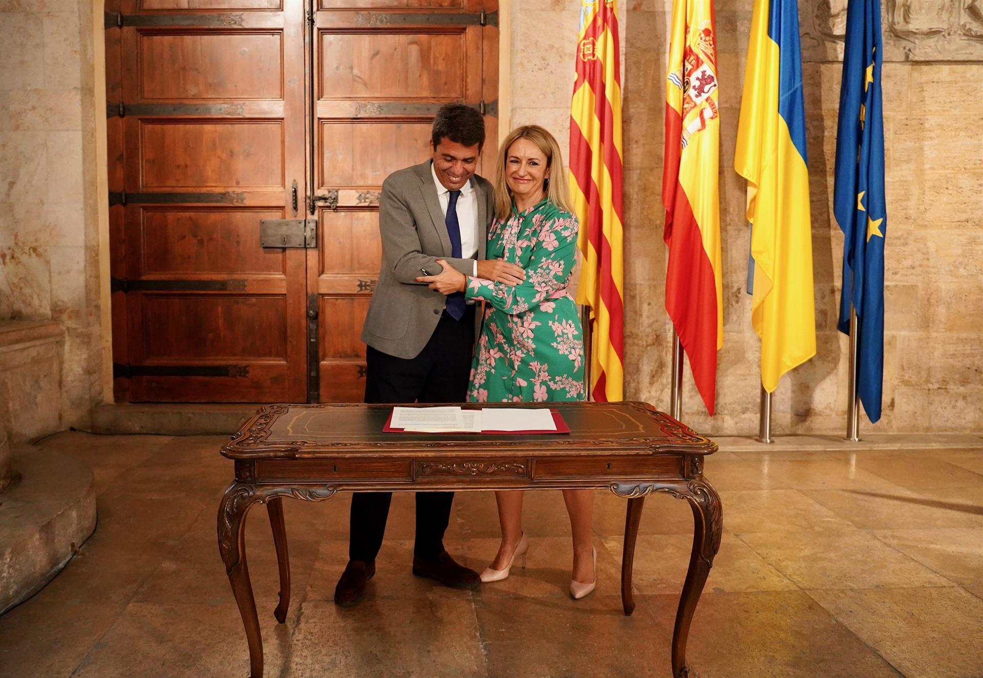 El presidente de la Generalitat, Carlos Mazón, y la consellera de Turismo, Nuria Montes, durante el acto de presentación de la derogación de la tasa turística