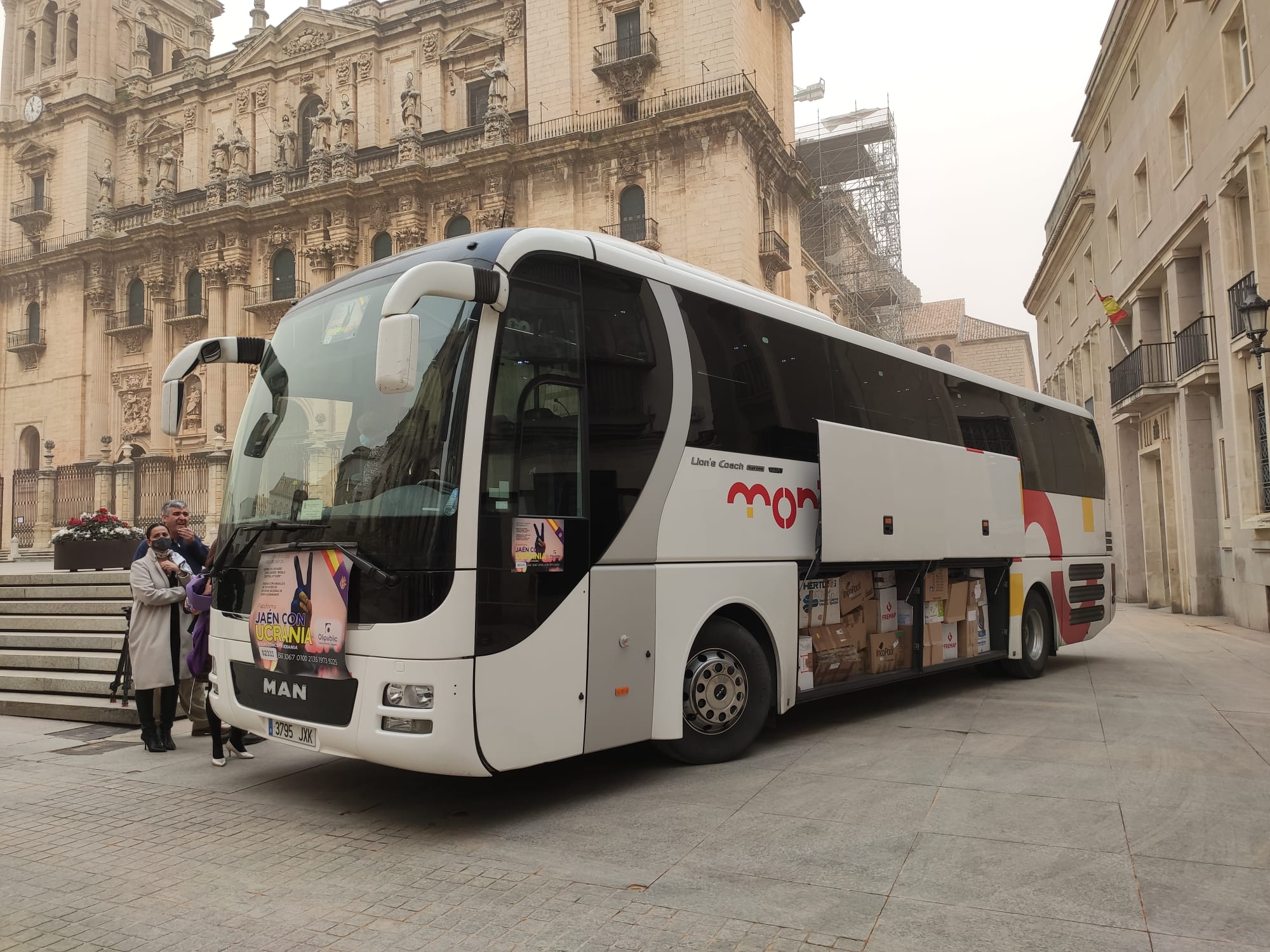 Autobús con destino a Ucrania, en la Plaza de Santa María de Jaén capital