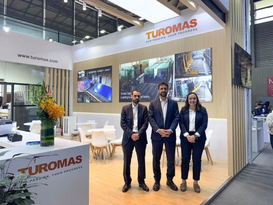 Equipo de Turomás en el stand de China Glass
