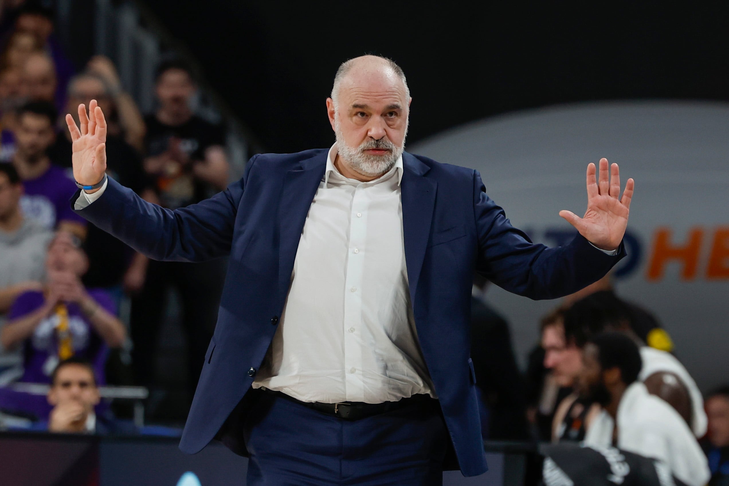 MADRID, 23/01/2025.- El entrenador del Baskonia, Pablo Laso, durante el partido de la jornada 23 de la EuroLiga que Real Madrid y Baskonia disputan hoy jueves en el Movistar Arena, en Madrid. EFE/Juanjo Martín
