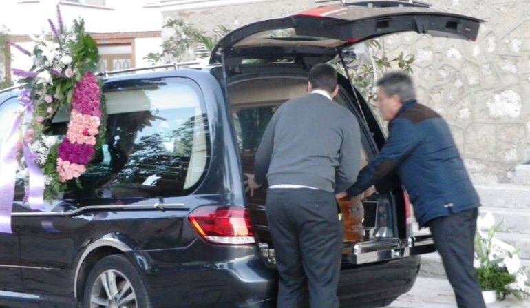 El féretro fue portado por sacerdotes a la entrada y salida de la iglesia