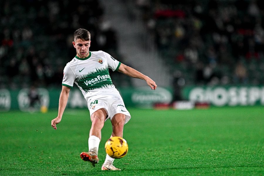 Sergio Carreira golpea el balón durante el partido ante el Mirandés en el Martínez Valero