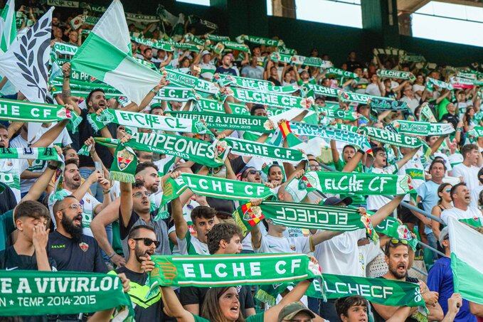 Aficionados del Elche en un partido en el estadio Martínez Valero