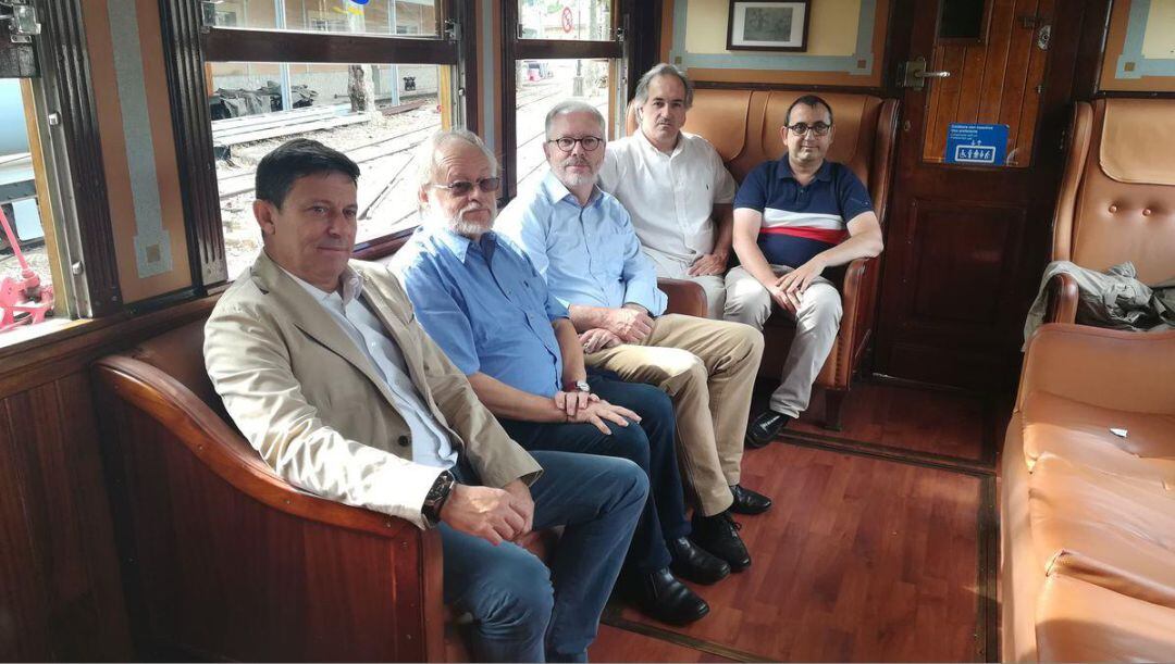 De izquierda a derecha: Óscar Mayol, presidente del Tren de Sóller; Jacques Daciff y Heimo Echensperger vicepresidentes de FEDECRAIL;  Fernando Somarriba, ingeniero de la Facultad de Ingeniería de Cantabria y Josep Mora, del Museo de Móra La Nova de Tarragona
 