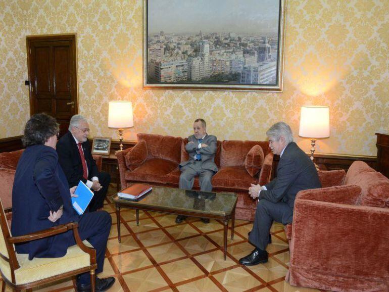 El Ministro, Alfonso Dastis, durante la reunión con los Defensores del Pueblo.