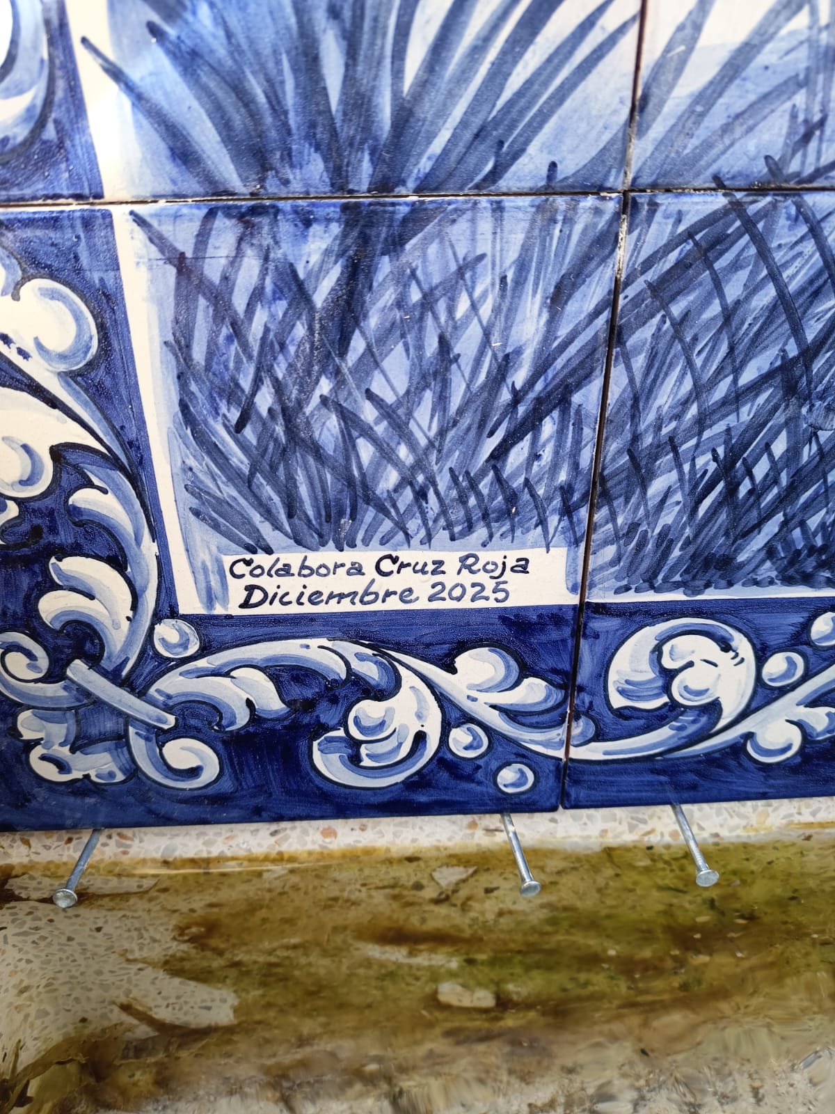 Detalle de la Fuente de la Hontanilla de Fresnillo de las Dueñas en reconocimiento a Cruz Roja