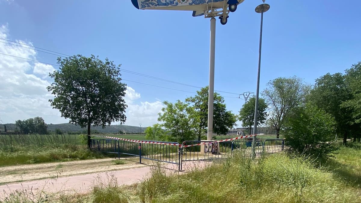 El Ayuntamiento de Talavera retira temporalmente la avioneta de Harinera por labores de mantenimiento