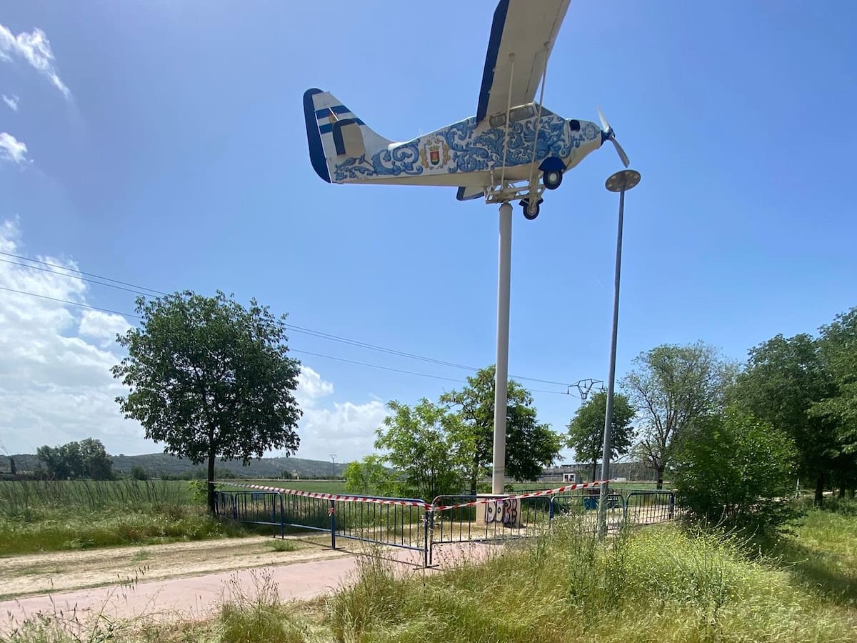 El Ayuntamiento de Talavera retira temporalmente la avioneta de Harinera por labores de mantenimiento