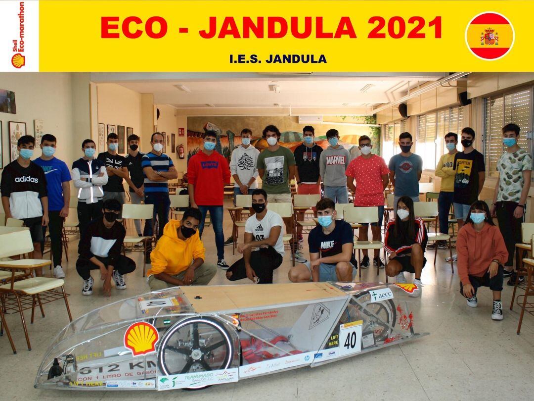 Alumnos y docentes del equipo Eco-Jándula junto al vehículo ecológico Lince.