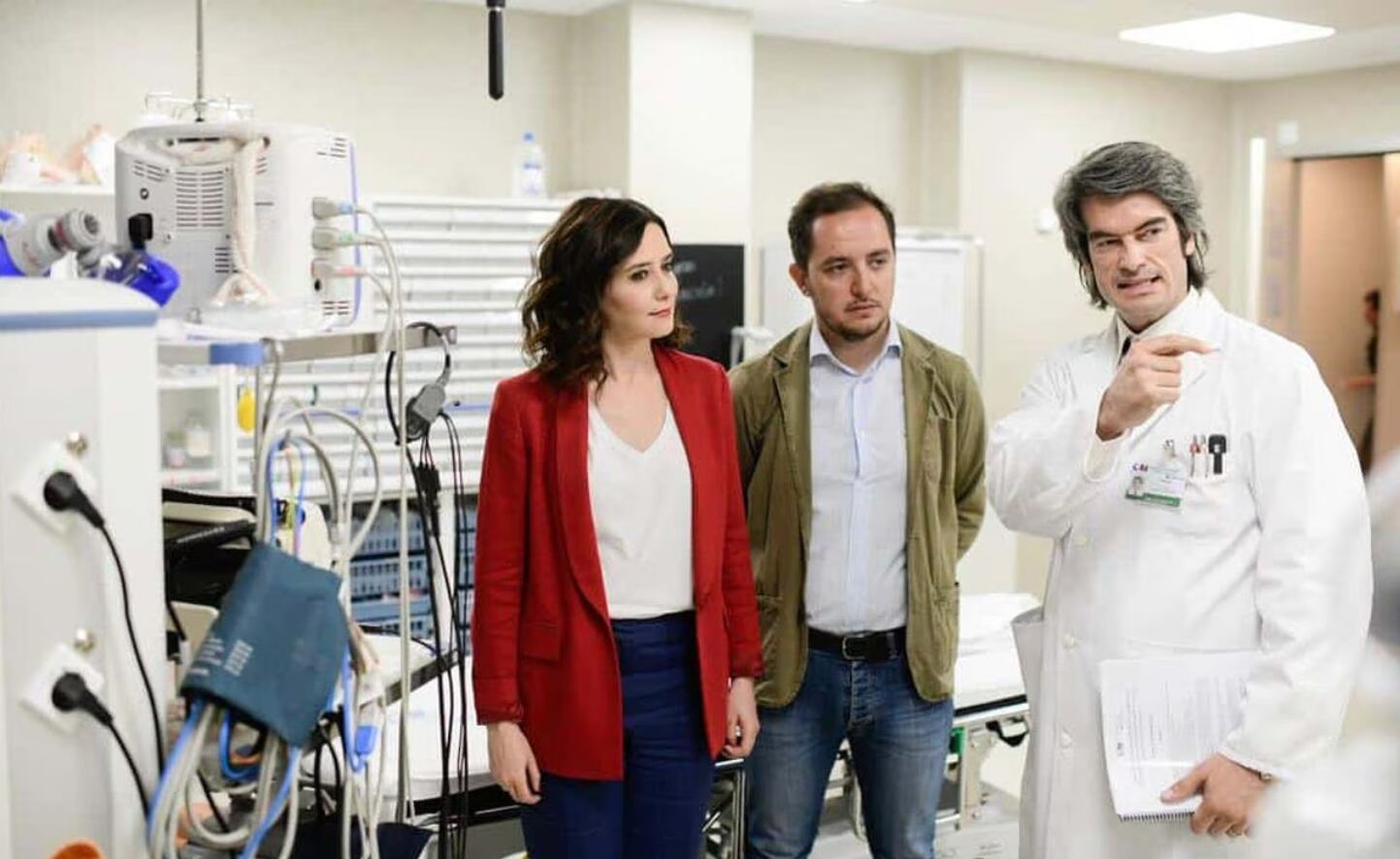 El exdirector general de Coordinación Sociosanitaria de la Comunidad de Madrid, Carlos Mur (primero por la derecha), junto con Isabel Díaz Ayuso, en una imagen de archivo. 