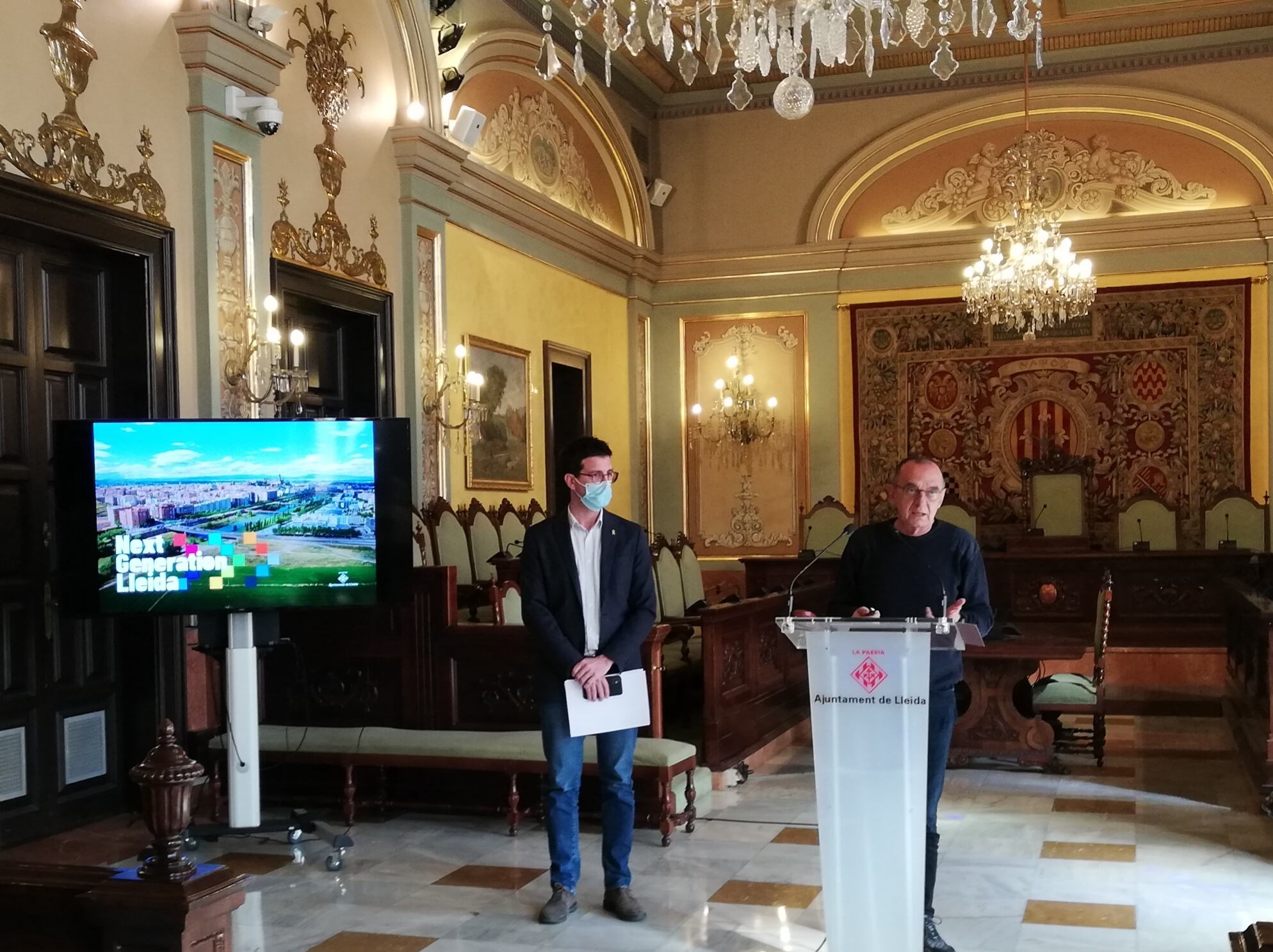 L'alcalde, parlant, i el tinent d'alcalde, durant la presentació de la concessió dels ajuts dels Next Generation.