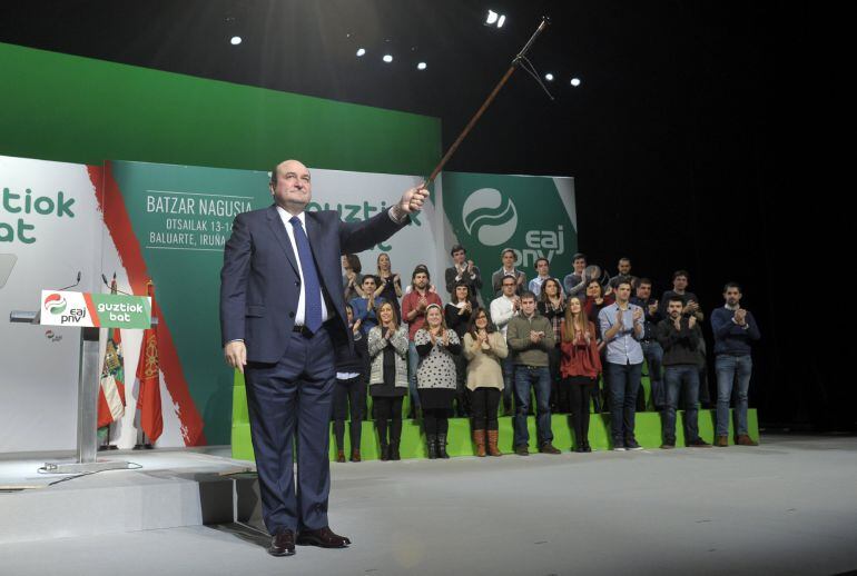 El vizcaíno Andoni Ortuzar, tras ser reelegido hoy como presidente del PNV, por unanimidad de los 72 miembros de la Asamblea Nacional, en un acto que ha tenido lugar en el Baluarte de Pamplona.