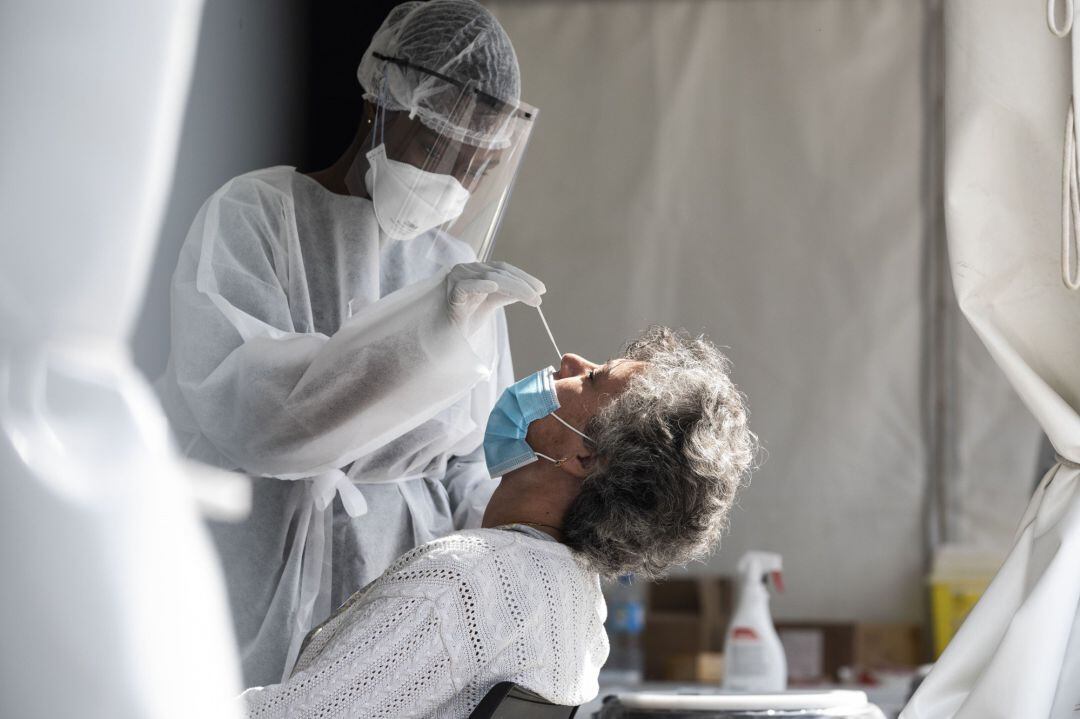 Una profesional realiza una prueba PCR. 